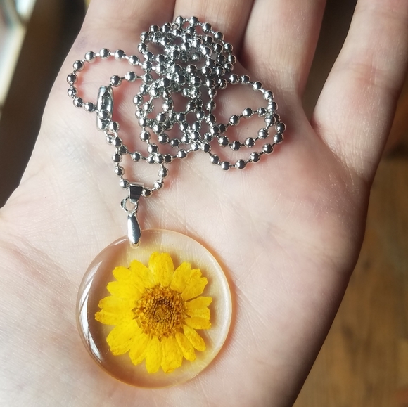 NWOT Dried Yellow Flower Necklace in Resin - Picture 4 of 7